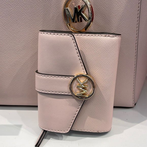 MICHAEL KORS
Carmen Medium Faux Leather Wallet
Powder Blush 
NWT - Picture 6 of 16